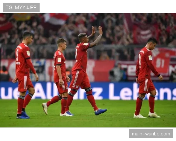 弗赖堡角球战术设计成功，霍勒补射体现定位球进攻层次